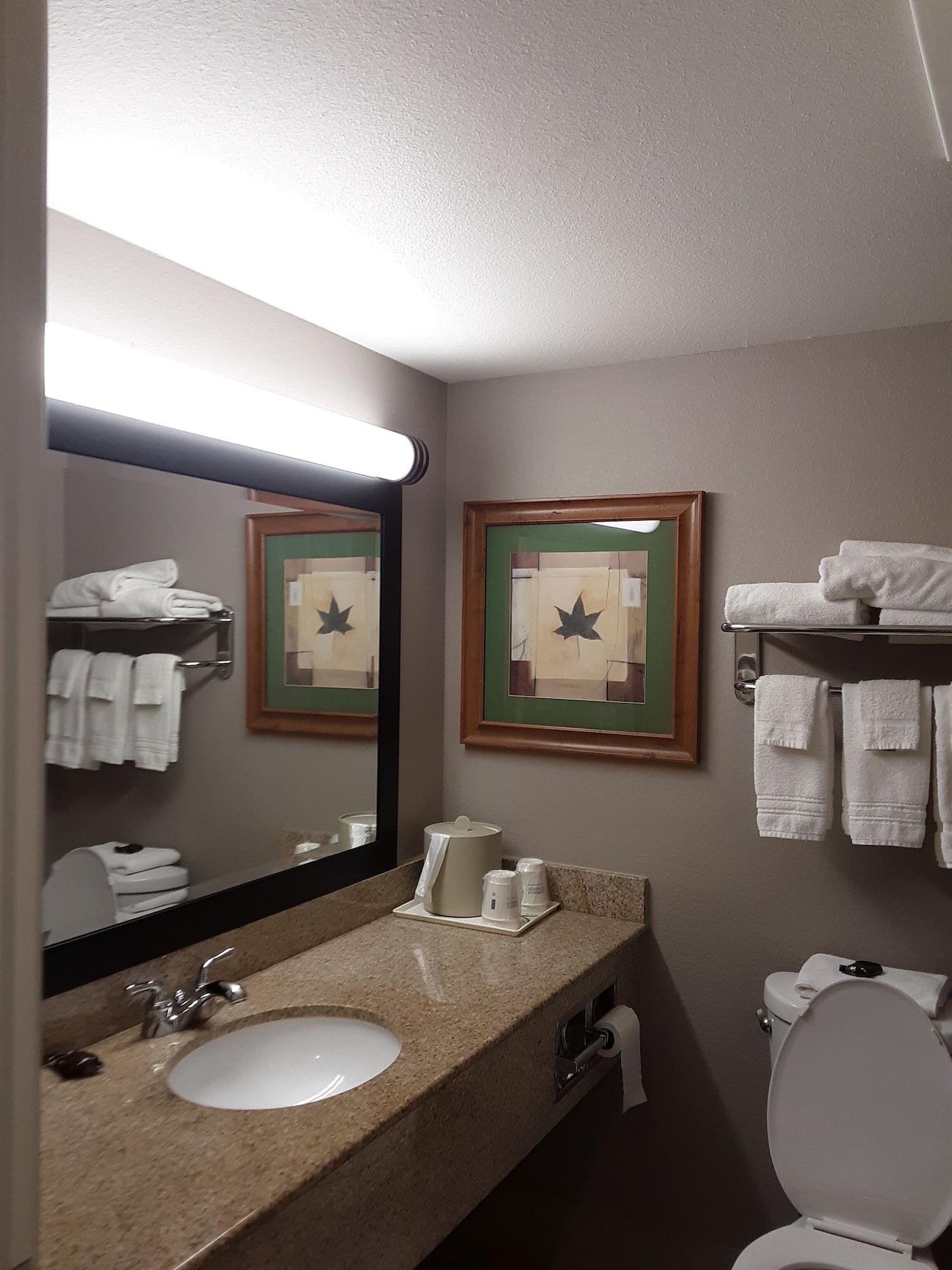 วินเกท บาย วินด์แฮม เบนตันวิลล์แอร์พอร์ต Hotel ภายนอก รูปภาพ
