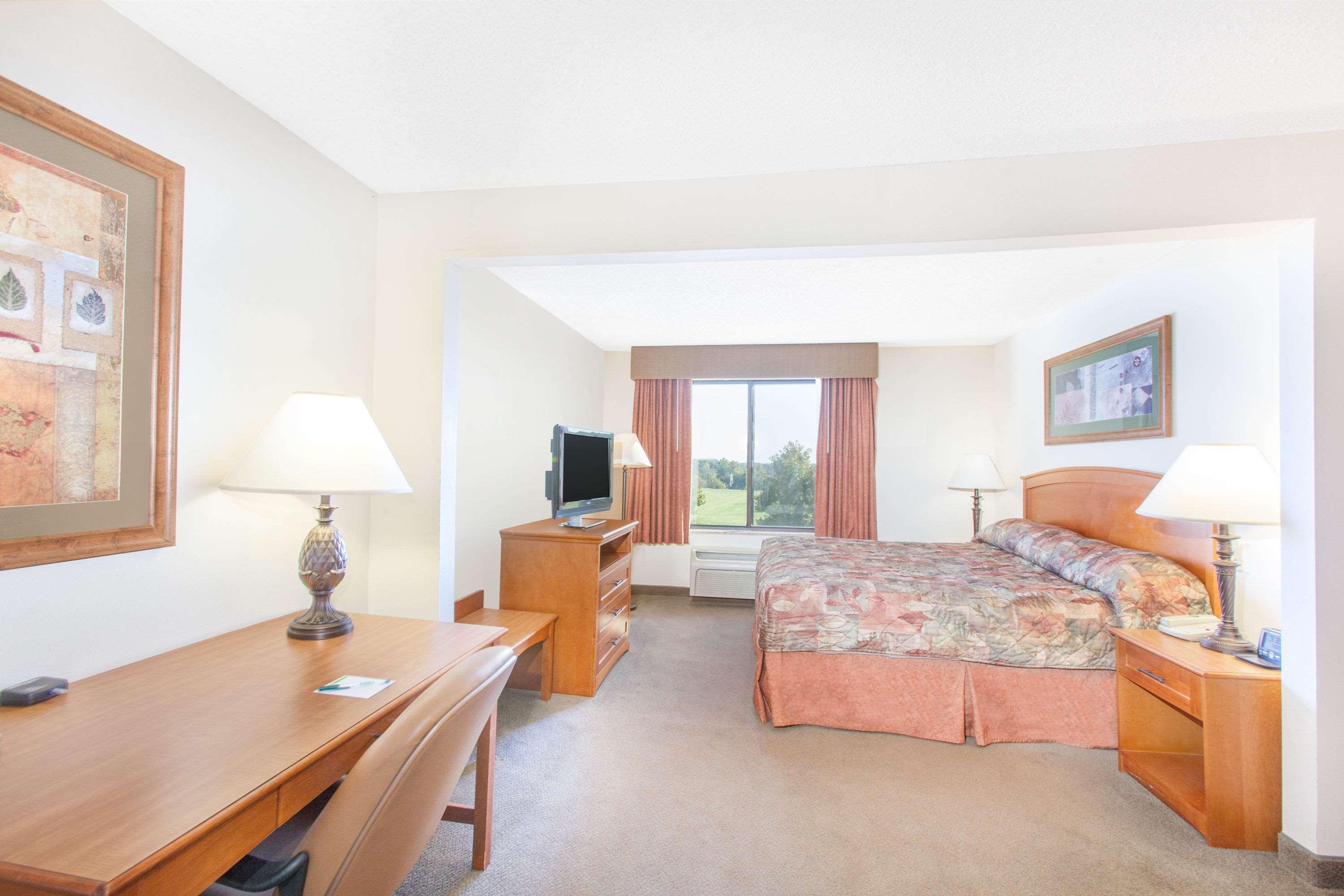 วินเกท บาย วินด์แฮม เบนตันวิลล์แอร์พอร์ต Hotel ภายนอก รูปภาพ